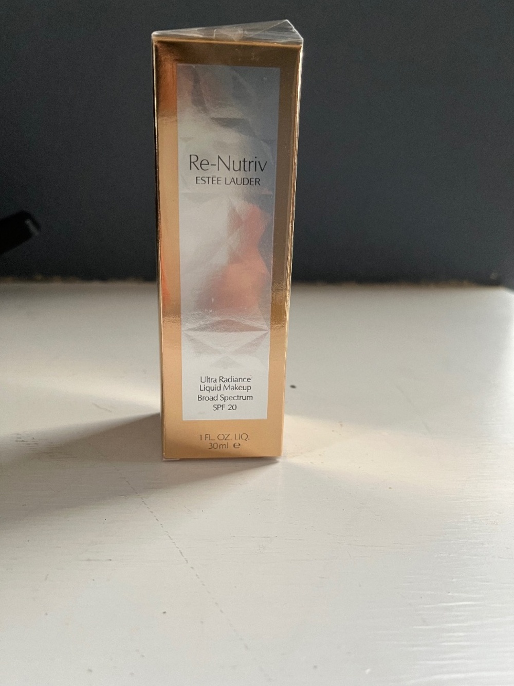 Estee Lauder Re-Nutriv Ultra Radiance Liquid Foundation (2C0-Cool Vanilla)
